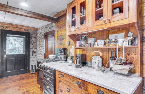 Finesville Cottage | Steps to Delaware Canal: Enchanting Stone Cottage!