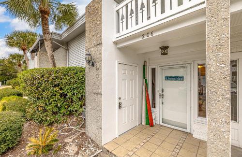 Saint Simons Island House | Steps to East Beach & Pet Friendly w/2 King Beds