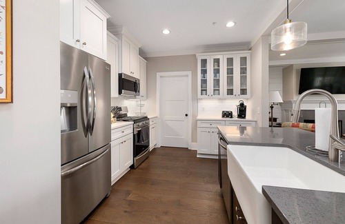 Epworth Acres Condo | Ideal Getaway Steps from Gascoigne Park with Ocean Views