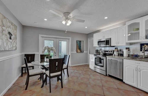 Hollywood Apartment | Steps to Hardrock! Experience Comfort with BNR Vacation Rentals