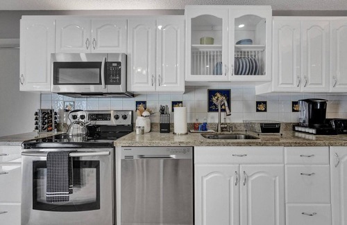 Hollywood Apartment | Steps to Hardrock! Experience Comfort with BNR Vacation Rentals