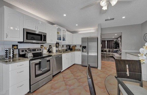 Hollywood Apartment | Steps to Hardrock! Experience Comfort with BNR Vacation Rentals