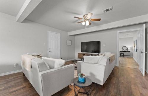 West San Antonio House | Ideal Location Near Lackland AFB & SeaWorld for Families