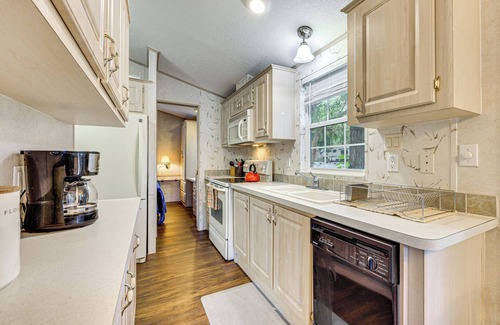 Salt Springs House | Steps to Lake Kerr: Home w/Pool & Hot Tub Access!