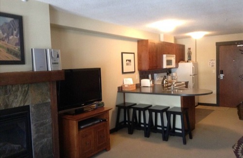 East Kootenay Condo | Convenient Upper Village Stay Near Ski Lifts & Spa Amenities