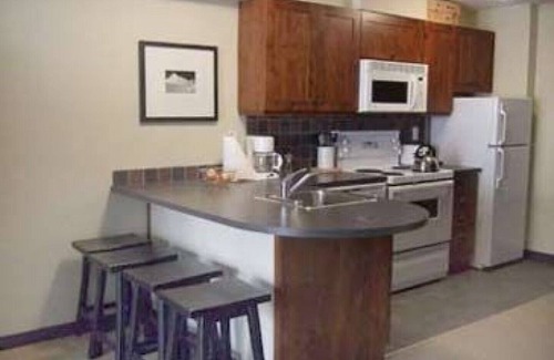 East Kootenay Condo | Convenient Upper Village Stay Near Ski Lifts & Spa Amenities