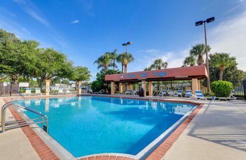 Vista del Lago House | Relaxing Winter Garden House with Pool and Hot Tub Access