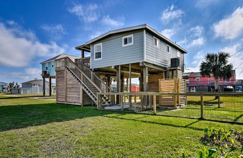 Surfside Beach House | Pet-Friendly Surfside Beach Haven - Steps from the Ocean