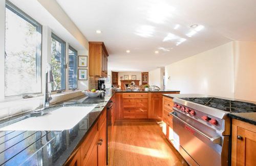 Orleans House | Cozy Retreat Just Steps from Skaket Beach, Rated 9/10