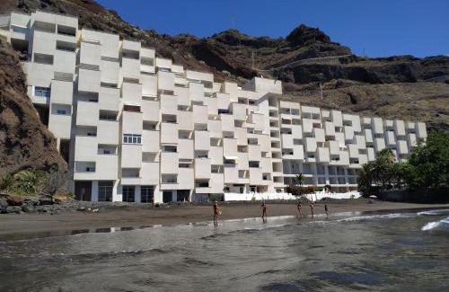 Santa Cruz de Tenerife Apartment | Beachside Retreat: Guest Rated 9.7 & Oceanfront Views