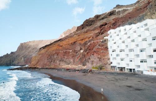 Santa Cruz de Tenerife Apartment | Beachside Retreat: Guest Rated 9.7 & Oceanfront Views