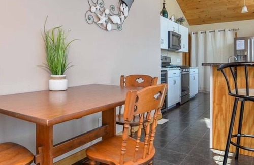 Geneseo Cottage | Tranquil Getaway: Steps to the Beach on Conesus Lake