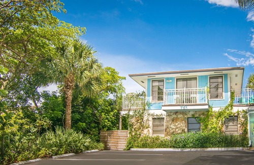 Juno Beach House | Beachfront Bliss: Steps to the Shore with Ocean Views