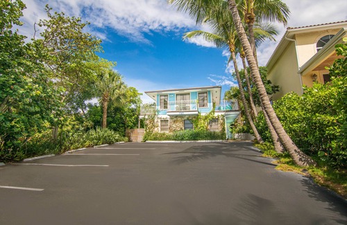 Juno Beach House | Beachfront Bliss: Steps to the Shore with Ocean Views