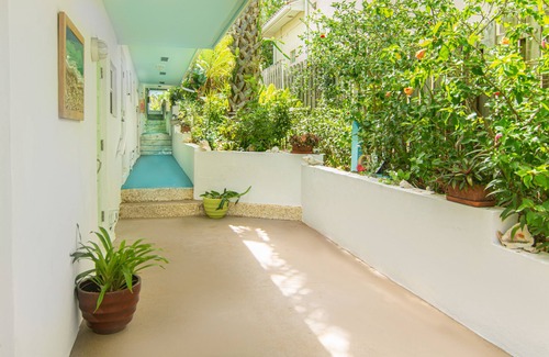 Juno Beach House | Beachfront Bliss: Steps to the Shore with Ocean Views