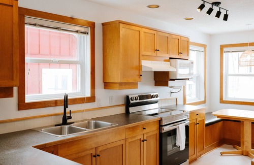 East Kootenay House | Convenient Access to Trails and Golf with Spa Amenities