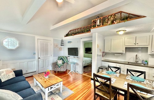 Hyannis Cottage | Steps to the Ocean: Guest Rated 10/10, Family Friendly!