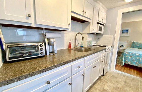 Hyannis Cottage | Steps to the Ocean: Guest Rated 10/10, Family Friendly!