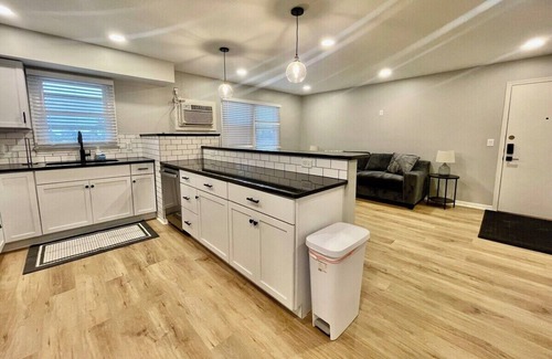 Joslyn Castle Apartment | Family-Friendly Cathedral 6 - Steps from UNMC!