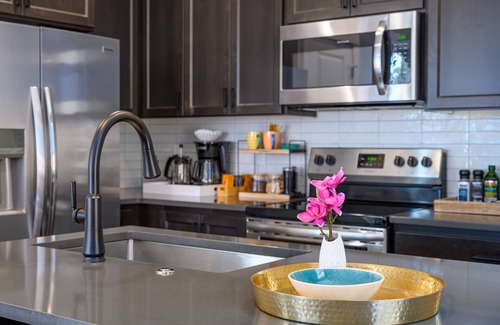 Carlton House | Unwind Steps from Wine Tasting with Hot Tub Relaxation
