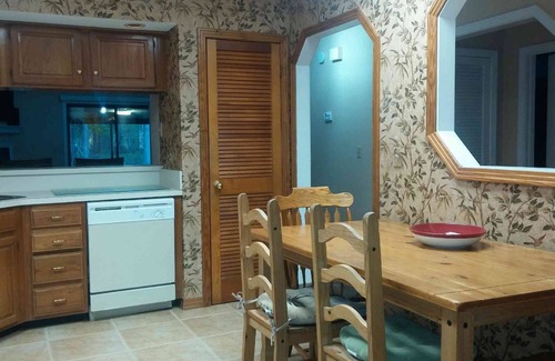 Southside Condo | Spotless Condo with Ocean View in Central Jacksonville