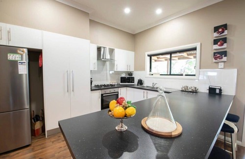 Dubbo House | Pet Friendly Sterling House with Deck & BBQ - 10/10 Rated