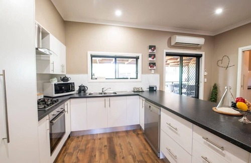 Dubbo House | Pet Friendly Sterling House with Deck & BBQ - 10/10 Rated
