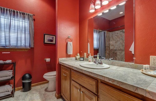 Norman Bed & Breakfast | Pet-Friendly Sterling Suite at Whispering Pines Inn
