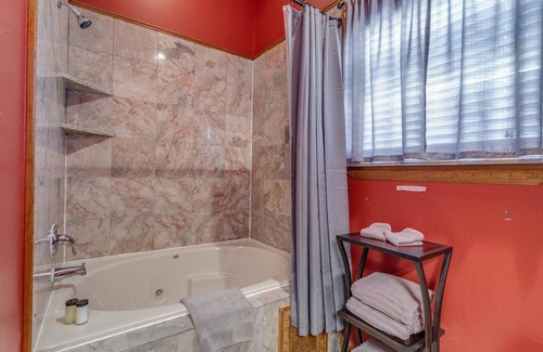 Norman Bed & Breakfast | Pet-Friendly Sterling Suite at Whispering Pines Inn
