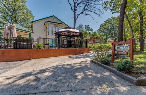 Norman Bed & Breakfast | Pet-Friendly Sterling Suite at Whispering Pines Inn