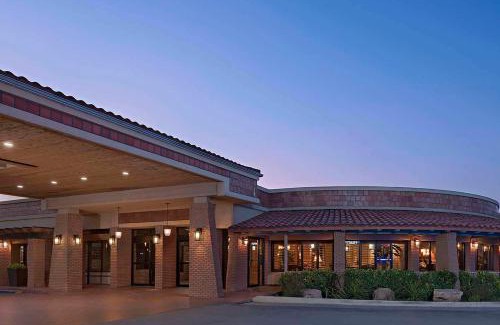 Carlsbad Hotel | Cozy Oceanfront Retreat: Stevens Inn by Howard Johnson