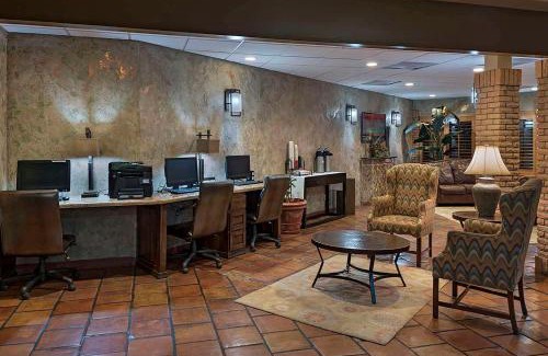 Carlsbad Hotel | Cozy Oceanfront Retreat: Stevens Inn by Howard Johnson