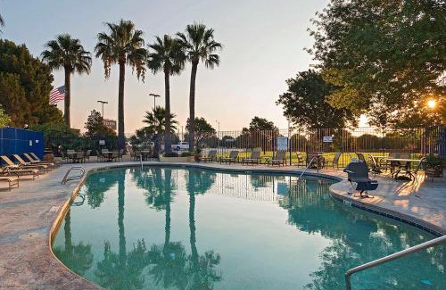 Carlsbad Hotel | Cozy Oceanfront Retreat: Stevens Inn by Howard Johnson