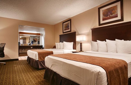 Carlsbad Hotel | Discover Stevens Inn: Family-Friendly Stay with Pool & Spa
