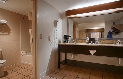 Carlsbad Hotel | Discover Stevens Inn: Family-Friendly Stay with Pool & Spa