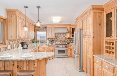 Whiting House | Stevens Point Escape - Ideal 5 Bedroom Pet-Friendly Getaway