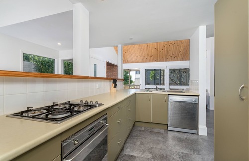 Newcastle House | Oceanfront Stevenson Beach Cottage with Pool & Breakfast