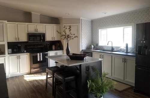 Kingston House | Discover Stevie B's Texoma Retreat with Lake Views
