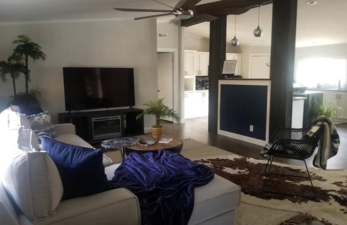 Kingston House | Discover Stevie B's Texoma Retreat with Lake Views
