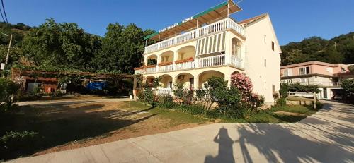 Lepetane Apartment | Pet-Friendly Stevovic Apartments with Oceanfront Views