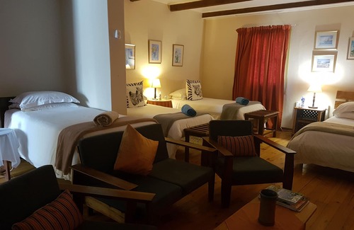 Steytlerville House | Experience Steytlerville Villa Guest House with Pool & Dining