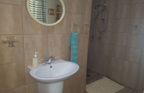 Steytlerville House | Experience Steytlerville Villa Guest House with Pool & Dining