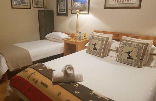 Steytlerville House | Experience Steytlerville Villa Guest House with Pool & Dining