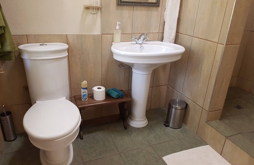 Steytlerville House | Experience Steytlerville Villa Guest House with Pool & Dining