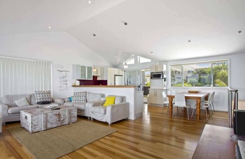 Manyana House | Oceanfront Escape at Sticks By The Sea - Family Friendly!
