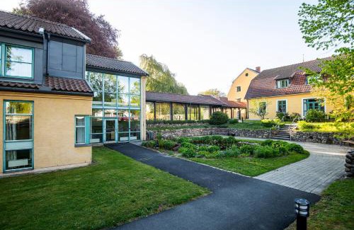 Hoor Hotel | Pet-Friendly Stiftsgården Åkersberg: 4-Star Comfort Awaits