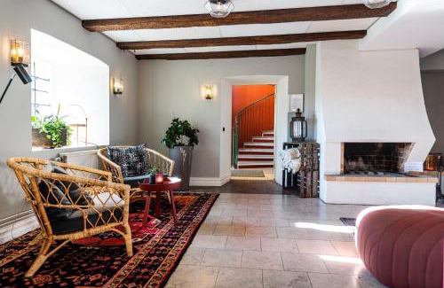 Hoor Hotel | Pet-Friendly Stiftsgården Åkersberg: 4-Star Comfort Awaits