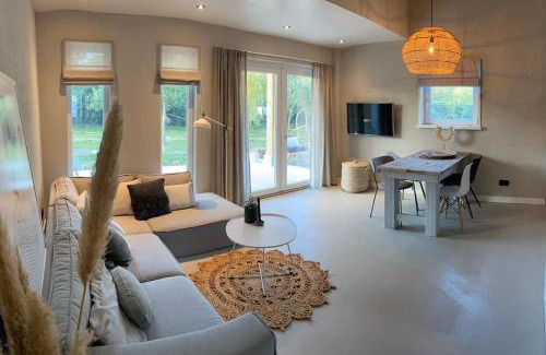 Beers Apartment | Stylish Retreat with Veranda - Family Friendly at Tuynloodz A