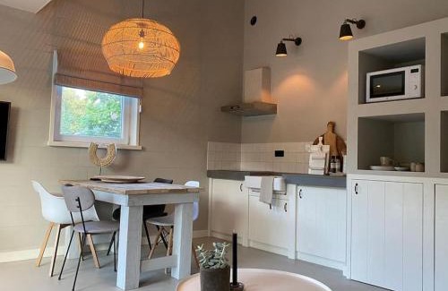 Beers Apartment | Stylish Retreat with Veranda - Family Friendly at Tuynloodz A