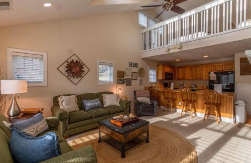 Foscoe House | Relaxing Retreat at Still Lake Haven with Private Pool